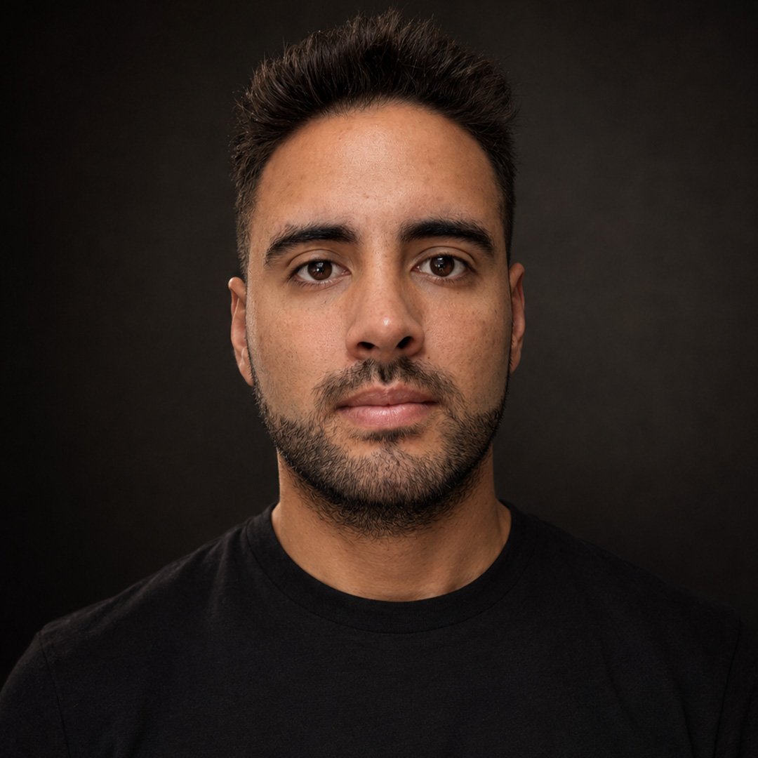 Lucas Oliveira em preto e branco. Autor da metodologia Empresa 5X.